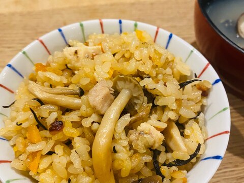 めんつゆでしめじと鶏モモ肉の炊き込みごはん